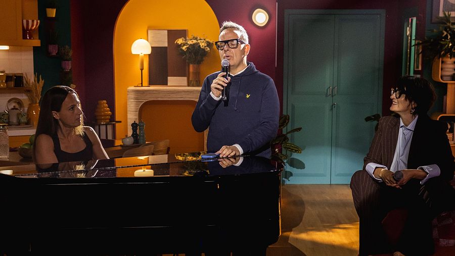 Àngel Llàcer recorda la primera companyia teatral que van crear amb Sílvia Abril: 