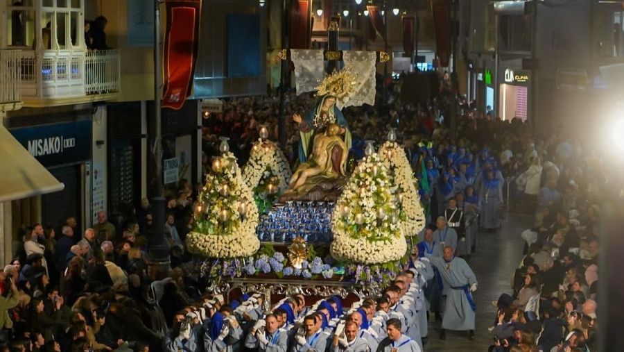 Procesión de las Promesas de la Santísima Virgen de la Piedad en el primer desfile de la Cofradía Marraja en Cartagena