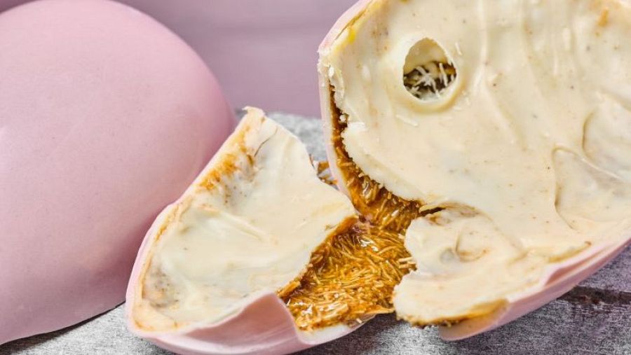 Ou de xocolata blanca Dubai, farcit de festuc i pasta kataifi