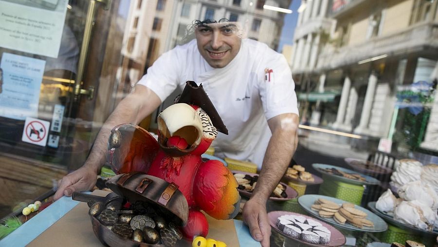 Xavier Arévalo ensenyant la seva creació 'Jack Sparrot'