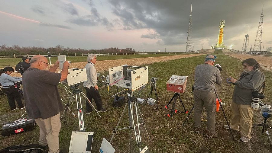 Fotógrafos instalan cámaras para capturar el lanzamiento del cohete Artemis II