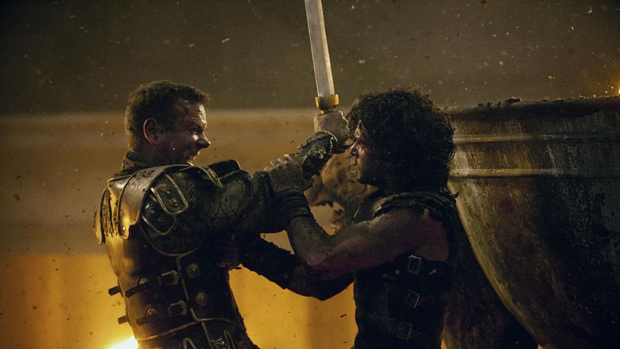 Milo y el senador Corvus se enfrentan por el amor de Cassia.