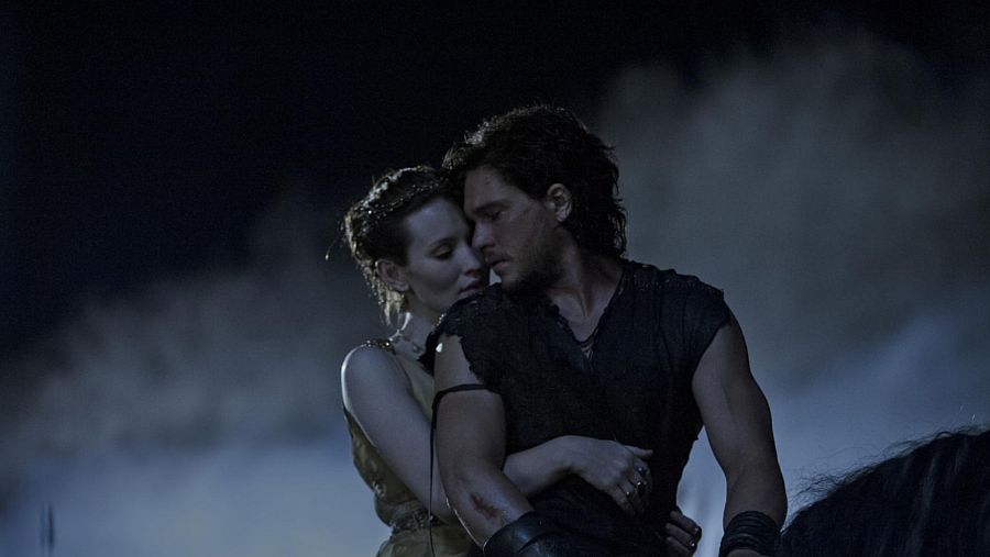 Harington y Browning, en un fotograma de la huida en 'Pompeya'.
