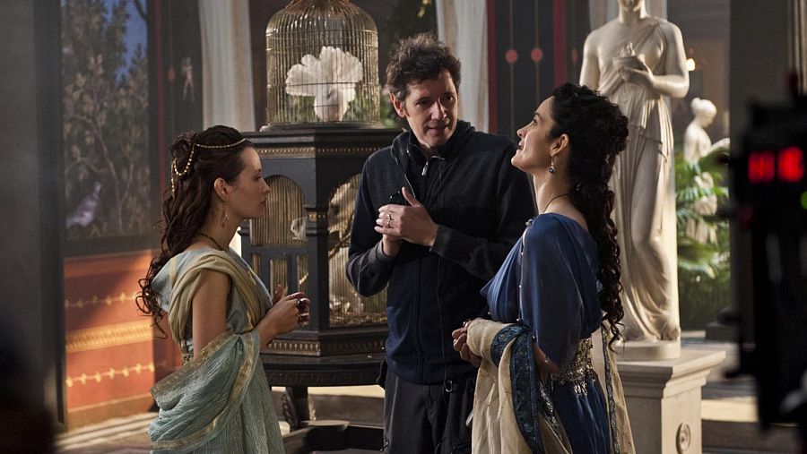 El director Paul W.S. Anderson con las actrices Carrie-Anne Moss y Emily Browning.