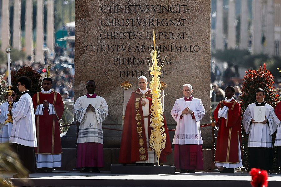 El papa León XIV durante la misa del Domingo de Ramos en la plaza de San Pedro del Vaticano