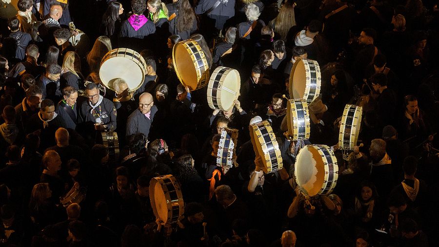 Miles de personas tocan el tambor en la plaza del Ayuntamiento de Mula