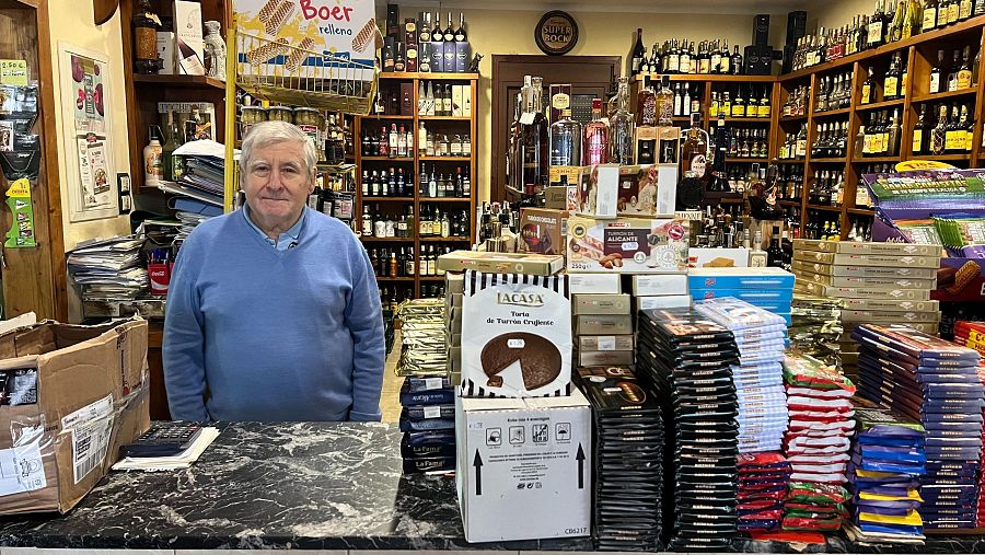 Julio Quiroga, en su comercio frente a la antigua aduana de España y Portugal.