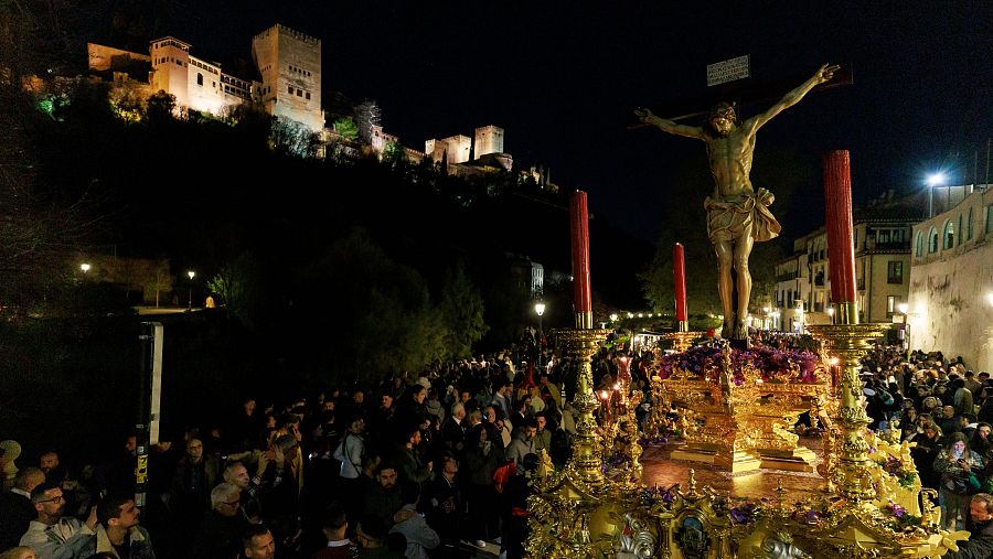 El Santísimo Cristo del Consuelo, conocido popularmente como el Cristo de los Gitanos procesiona por las calles de Granada