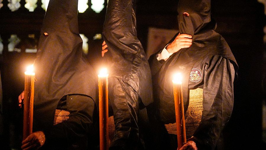 Sevilla cambia el sueño por el fervor en una Madrugá de contrastes y devoción