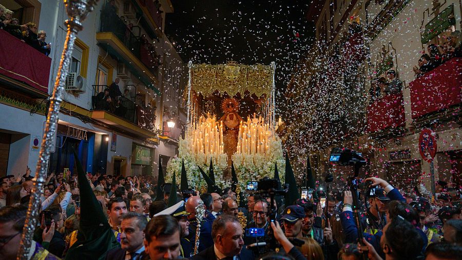 Sevilla cambia el sueño por el fervor en una Madrugá de contrastes y devoción
