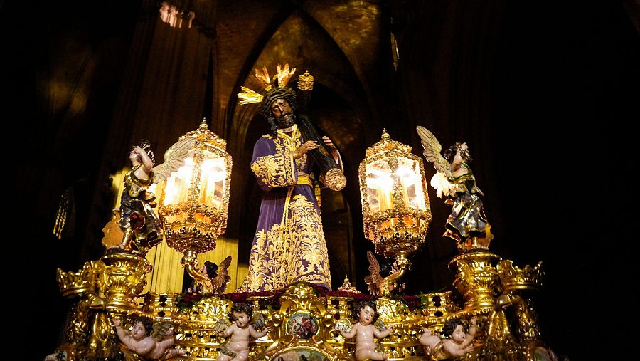 Sevilla cambia el sueño por el fervor en una Madrugá de contrastes y devoción