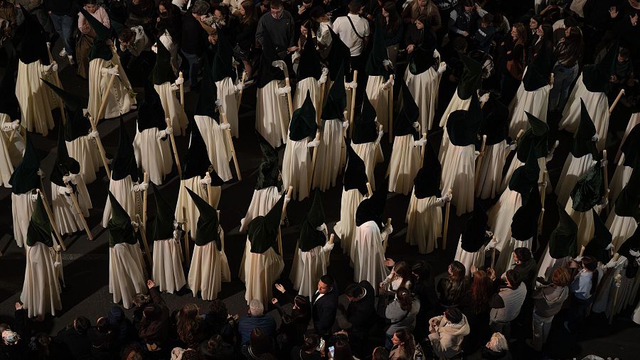 Sevilla cambia el sueño por el fervor en una Madrugá de contrastes y devoción