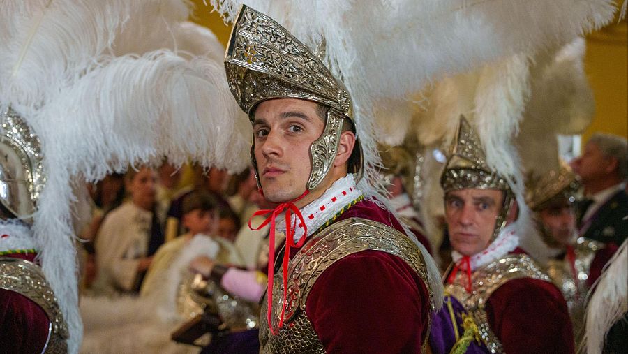 Sevilla cambia el sueño por el fervor en una Madrugá de contrastes y devoción