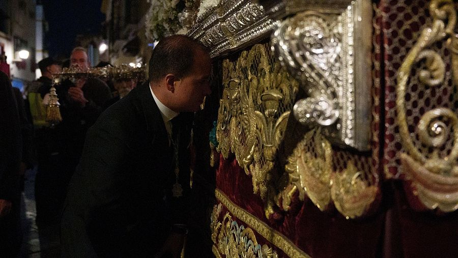 Sevilla cambia el sueño por el fervor en una Madrugá de contrastes y devoción