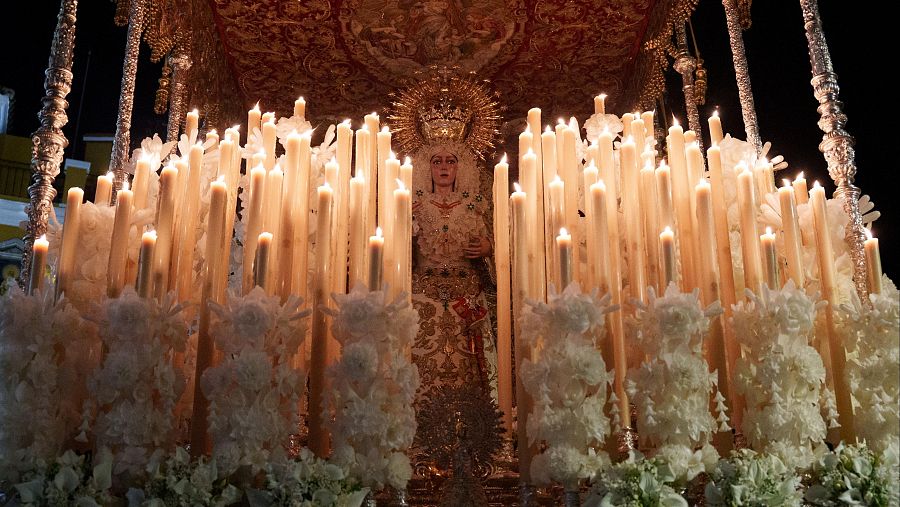 Sevilla cambia el sueño por el fervor en una Madrugá de contrastes y devoción
