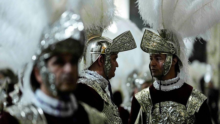 Sevilla cambia el sueño por el fervor en una Madrugá de contrastes y devoción