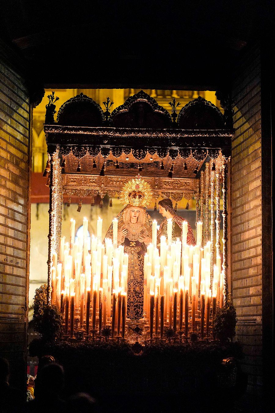 Uno de los pasos de la Hermandad del Silencio en la Catedral de Sevilla