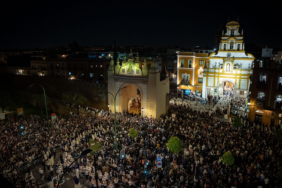 El Señor de la Sentencia de la Hermandad de La Macarena saliendo desde su basílica esta madrugada