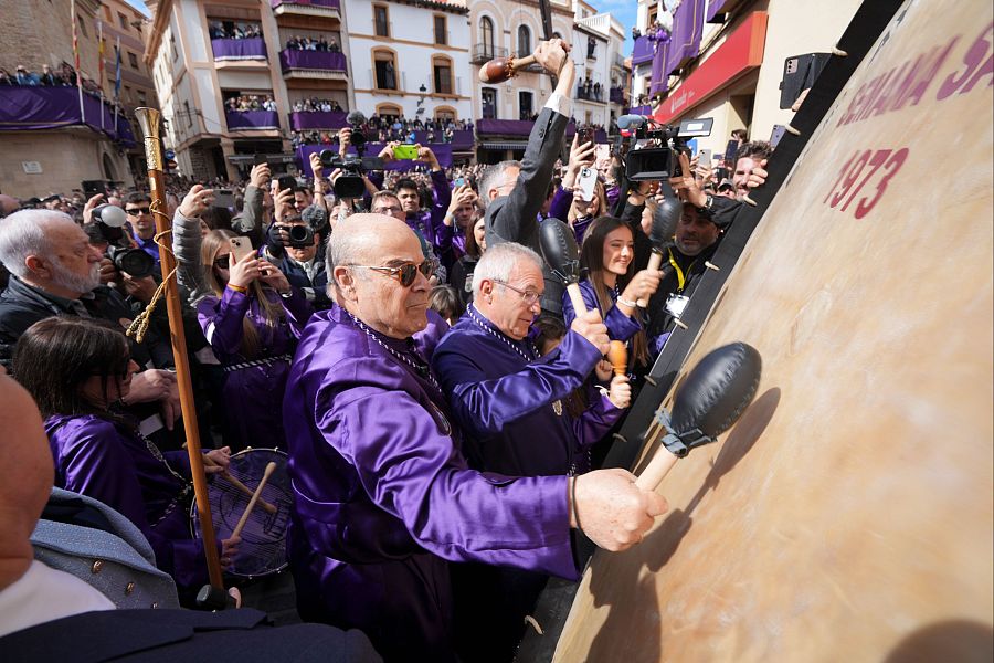 El actor Antonio Resines participa en la celebración de la Rompida de la Hora, en la plaza de España de Calanda