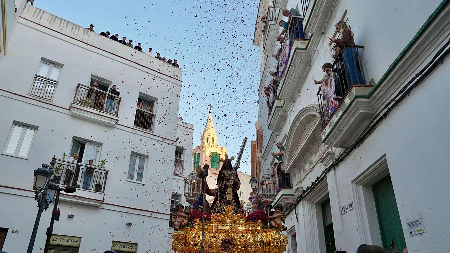 La procesión de Nuestro Señor Jesús Nazareno durante su recorrido este jueves por las calles de Cádiz