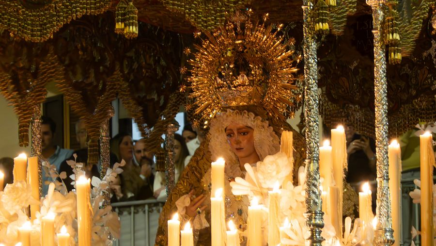 La Señora de la Esperanza Macarena en su salida profesional en la Madrugá sevillana