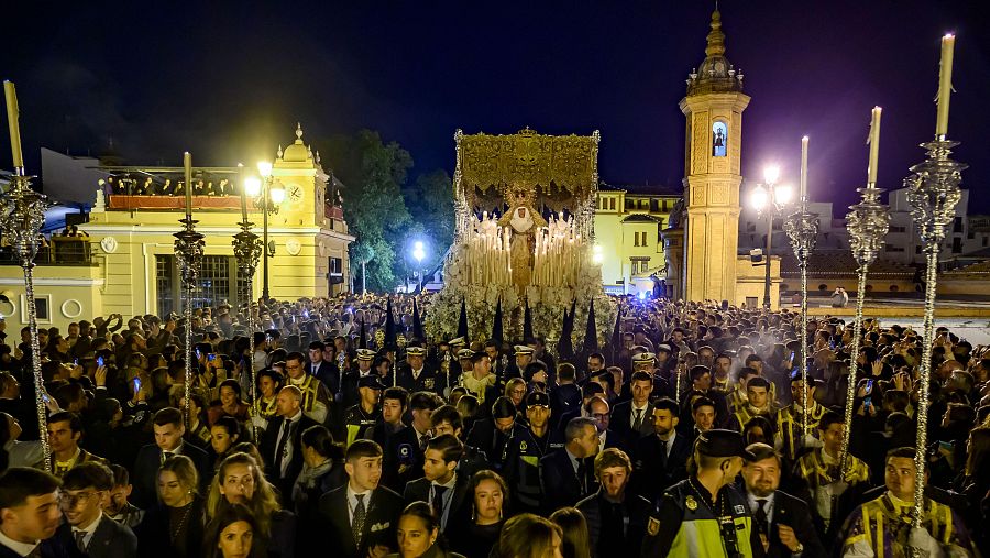 La virgen de Nuestra Señora de la Esperanza mientras cruza el Puente de Triana en la Madrugá de la Semana Santa sevillana, este Viernes Santo