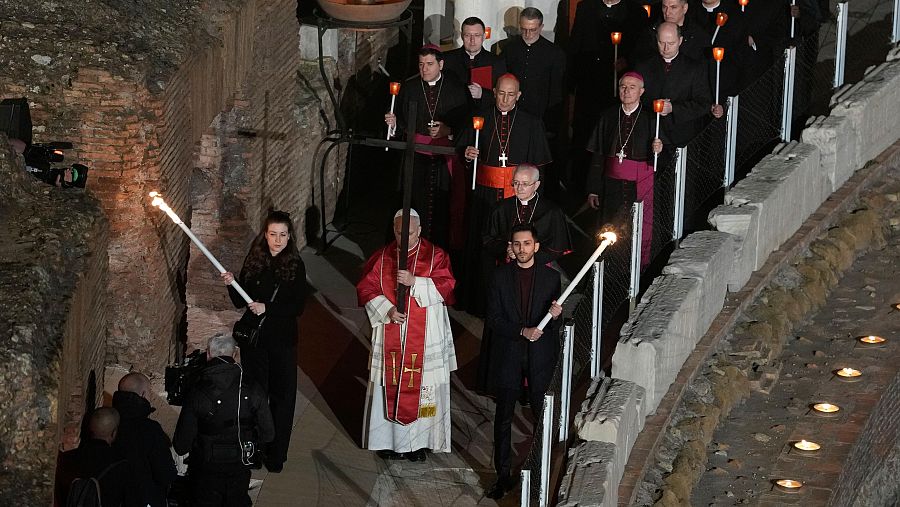 El Papa León XIV porta una cruz de madera durante el Vía Crucis