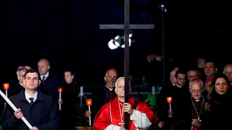 El papa porta la cruz durante el Vía Crucis