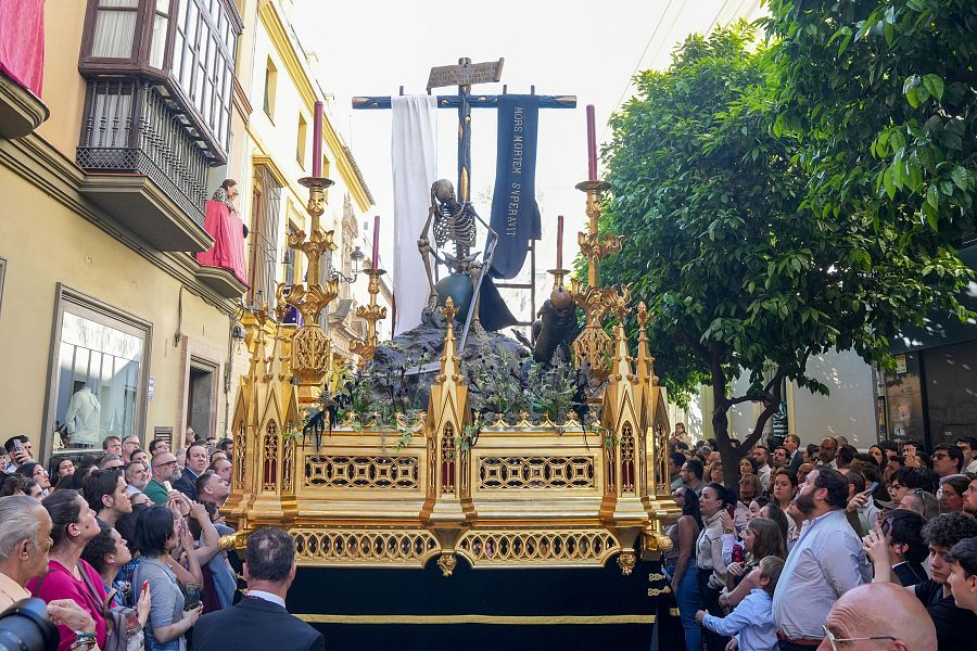 El paso de la Canina por Campana a 4 de abril del 2026 en Sevilla