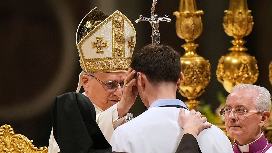 El papa imparte el sacramento del bautismo