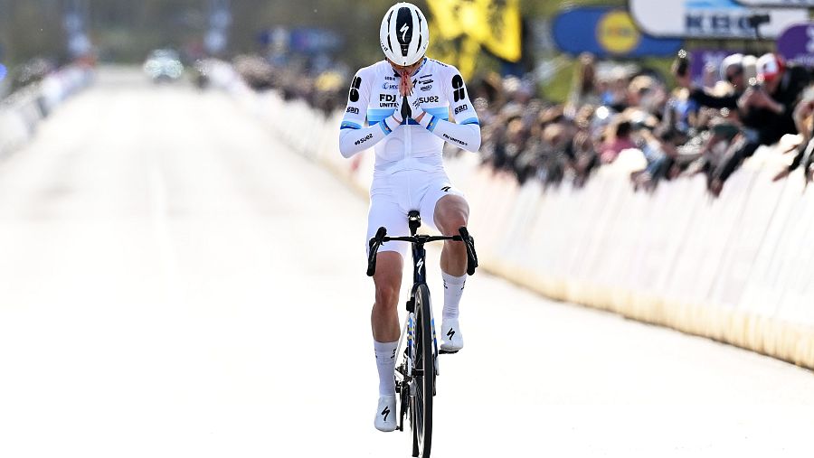 Demi Vollering celebra su victoria en el Tour de Flandes 2026 juntando las manos sobre el pecho en la meta de Oudenaarde.