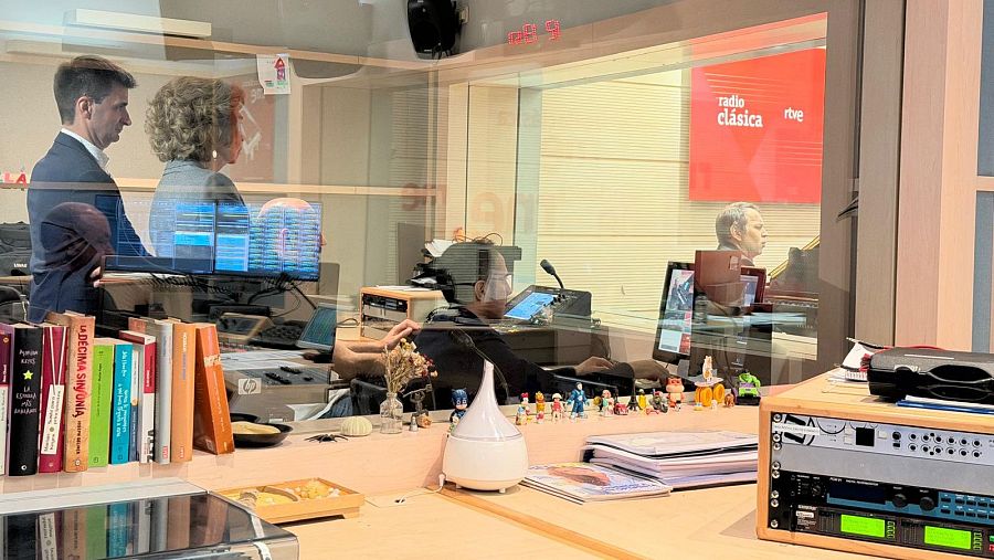 La reina Sofía y el presidente de RTVE, José Pablo López, visita los estudios de Radio Clásica.