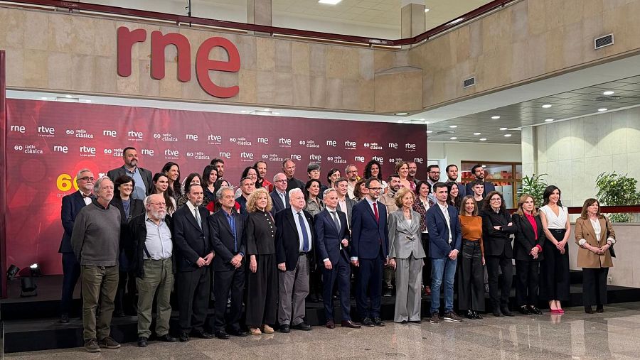 La reina Sofía junto a trabajadores de Radio Clásica y RTVE
