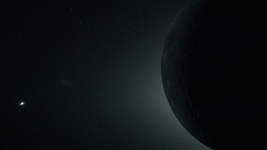 Venus, a la izquierda en esta imagen única de un eclipse solar desde la cara oculta de la Luna