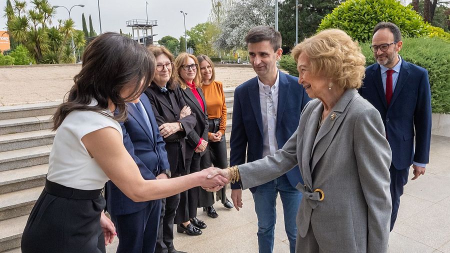 La reina saluda a trabajadores de RTVE a su llegada a la Casa de la Radio.
