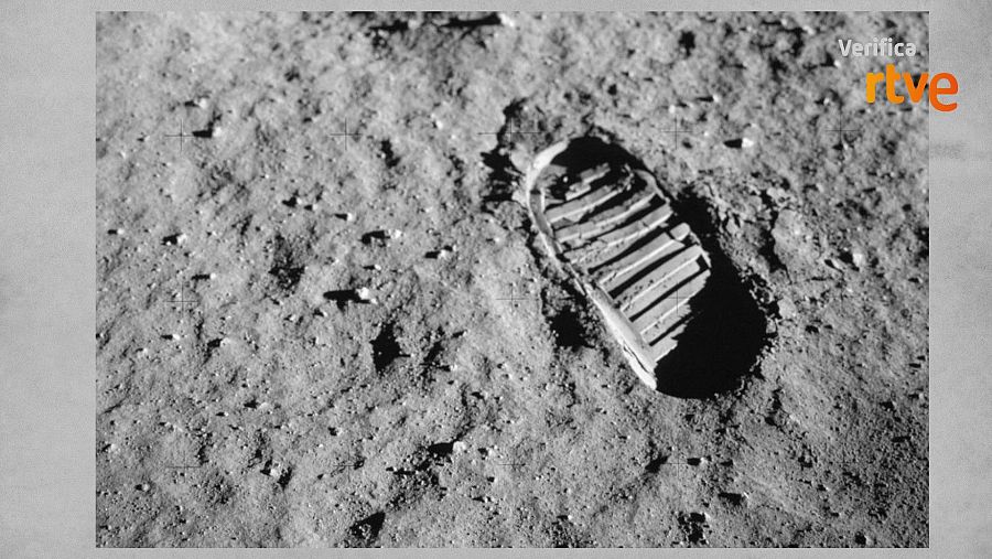 Archivo de una huella en la Luna.