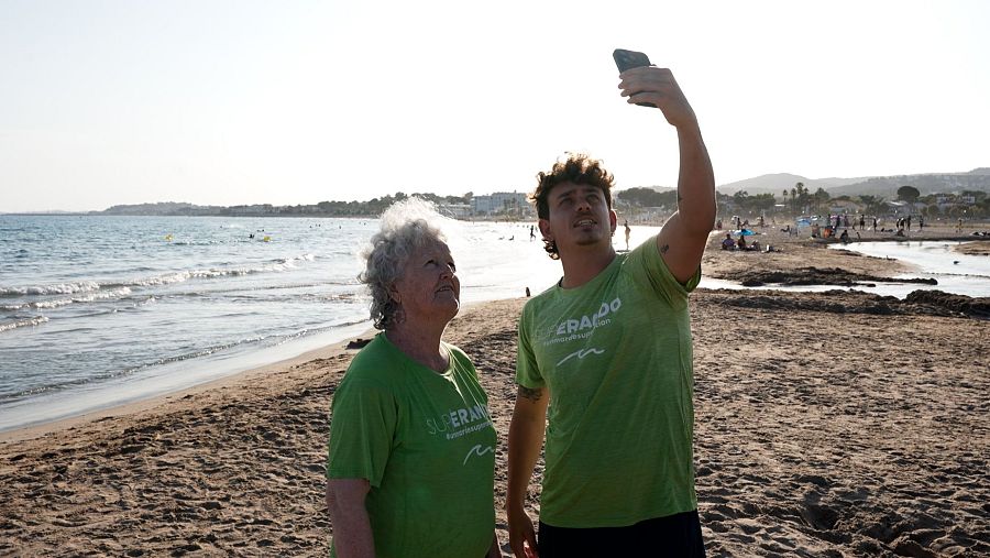 Onades Inclusives, la iniciativa de Vilanova i la Geltrú que fa la platja accessible a tothom