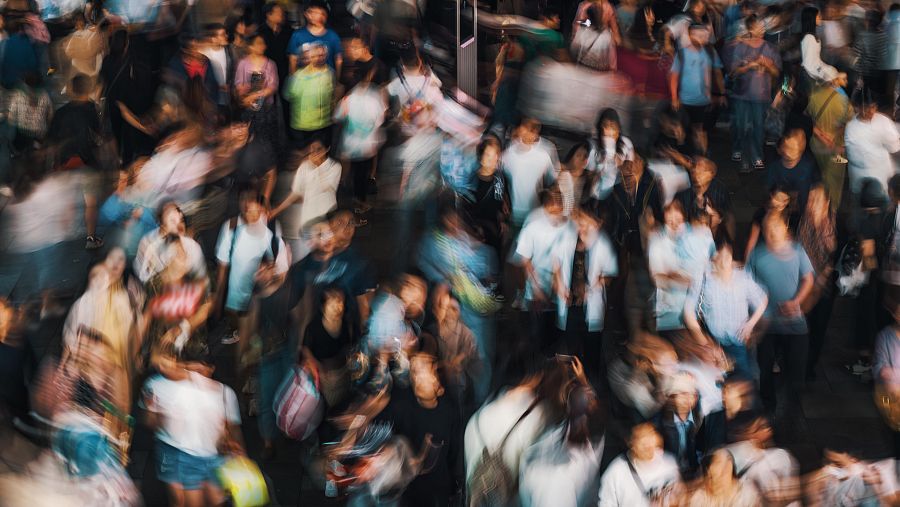 Imagen tomada desde arriba de la muchedumbre desenfocada y caminando en diferentes direcciones