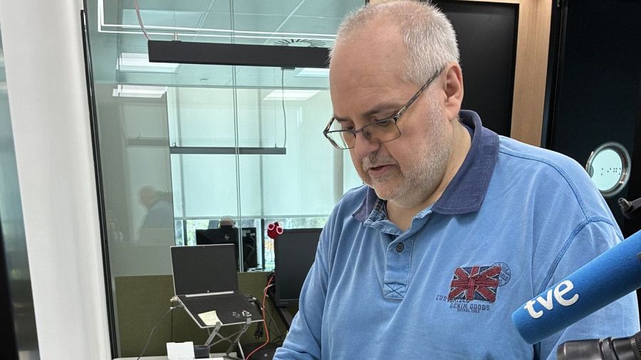 Jesús trabaja en la biblioteca de la ONCE, en Valladolid, desde hace más de cuarenta años