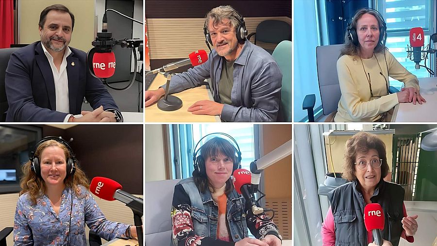 Un grupo de seis personas, cada una frente a un micrófono, posiblemente grabando en un estudio. Se distinguen por su vestimenta variada y el uso de auriculares, indicando una sesión de audio.