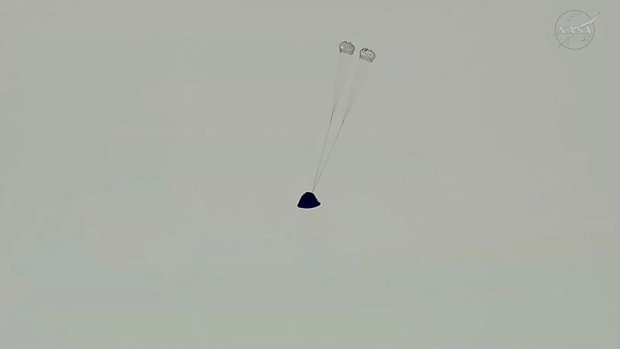 El primer conjunto de paracaídas se despliega en la cápsula tripulada Artemis II mientras desciende hacia el amerizaje tras su reentrada a la Tierra.
