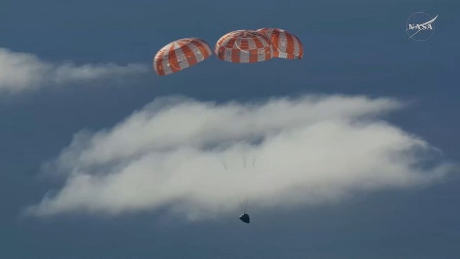 La capsula Orión, con los tripulantes de Artemis II, durante su descenso este sábado.