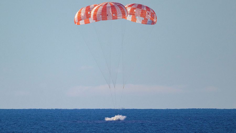 Instante en el que la capsula de la nave Orión ameriza en el océano Pacífico.