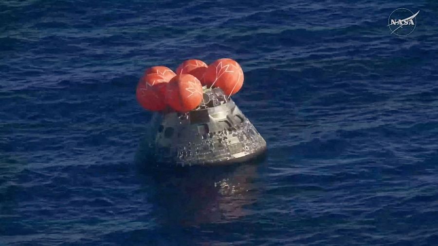 La capsulada tripulada de la misión Artemis II flota sobre las aguas del Pacífico a la espera de la llegada de las lanchas al encuentro de los astronautas