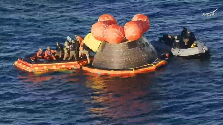 Captura de vídeo en la que se observa a los astronautas saliendo de la cápsula y embarcando en una pequeña lancha.