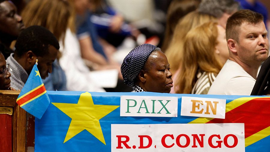 Fieles en la Vigilia por la paz en la Basílica de San Pedro