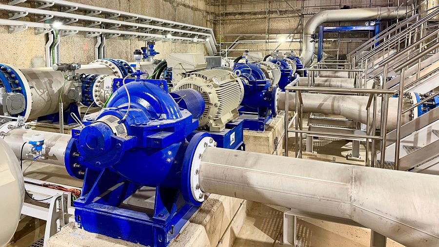 Maquinària al punt de bombeig entre la càmera de captació i el procés de l'aigua a l'ETAP del Besòs