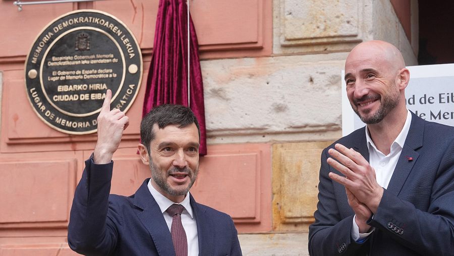 El ministro de Derechos Sociales, Consumo y Agenda 2030, Pablo Bustinduy, y el alcalde de Eibar, Jon Iraola, durante el acto de declaración de la Ciudad de Eibar como Lugar de Memoria Democrática