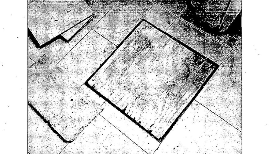 Imagen de la entrada de la trampilla tras haber retirado una baldosa.