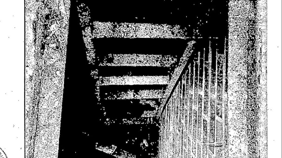 Parte de la escalera que da acceso al zulo.